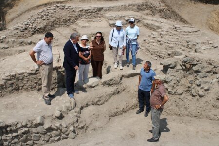 Akademik İsa Həbibbəyli Qəbələdə aparılan arxeoloji tədqiqatlarla tanış olub