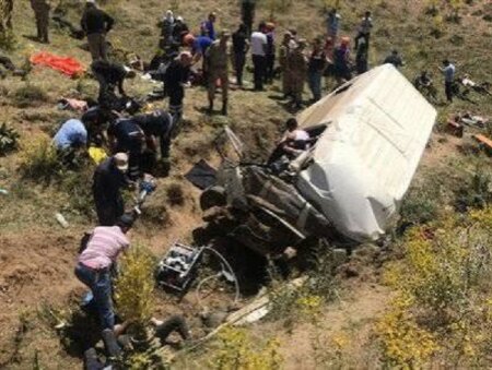 Nişana gedənləri daşıyan mikroavtobus AŞDI: 7 ölü, 9 yaralı var
