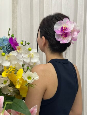 Zərifliyin yeni simvolu: Sixteen Collection-dan qadınlara özünü fərqli hiss etdirən əl işi gül saç aksesuarları