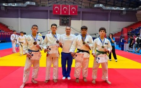 Azərbaycan MİLLİSİ vətənə əliboş dönmədi