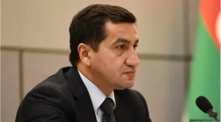 Hikmət Hacıyev: "Ərazi iddiaları çıxarıldıqdan sonra sülh üçün problem görmürük"
