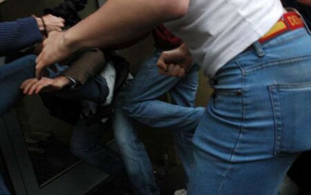 Şagirdlər arasındakı mübahisə böyüdü: Valideyn məktəb önündə döyüldü