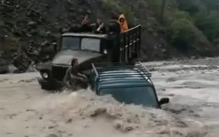 Şəlaləyə gedən yolu sel basdı - Maşınlar suyun altında qaldı