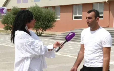 Övladı sinifdə saxlanıldı, sənədlərini də qaytarmadılar - Bakıda məktəbdə QALMAQAL - VİDEO