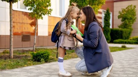 Çanta, forma, yemək, dərs… Məktəb dövrünün yükü niyə əsasən anaların üzərinə düşür?
