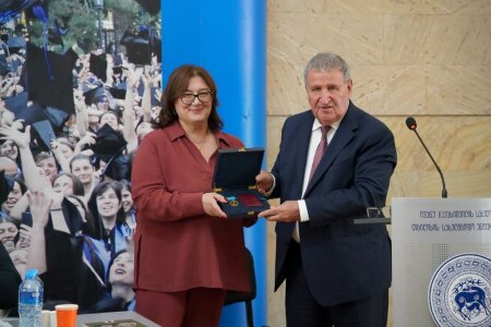 AMEA prezidenti İsa Həbibbəyli Gürcü Ədəbiyyatı İnstitutunun yubileyində iştirak və çıxış edib