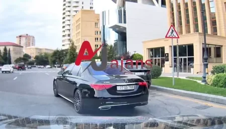 77AA788 nömrəli "Mercedes" qəza şəraiti yaratdı