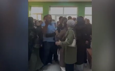 Bakıda məktəblərə hücum: qapı və pəncərələr sındırıldı – VİDEO